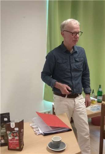 Karl Hermann Amthauer, Bildungsreferent des Vereins Eine-Welt Linz e.V., informierte die auf Abstand sitzenden Besucher seines Vortrags darüber, dass Kaffee nicht gleich Kaffee ist.. Foto: privat