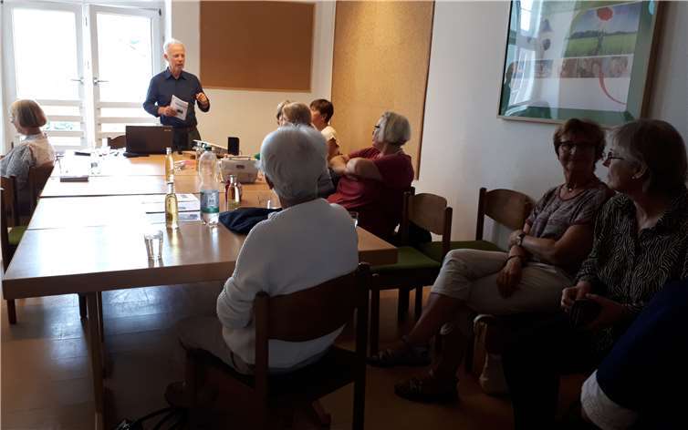 Karl Hermann Amthauer, Bildungsreferent für Fairen Handel des Vereins Eine-Welt Linz e.V. sprach bei einem Informationsabend darüber, dass häufige Wechsel der Sortimente das ganze Jahr über die Kunden zum Kauf reizen.Foto: Eine-Welt Linz e.V.