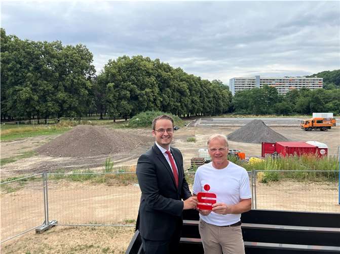 Karl-Horst Gödtel freut sich über die Unterstützung von der Kreissparkasse Ahrweiler, hier vertreten von René Schell. Foto: .Kreissparkasse Ahrweiler / Marco Seydel