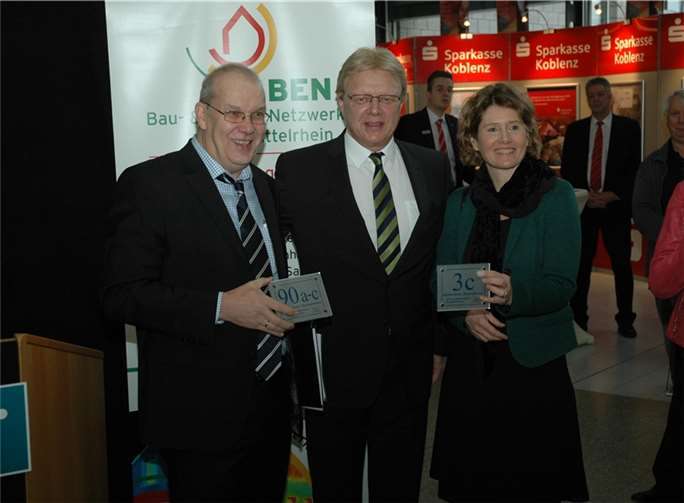 Karl Johann erhielt die Hausnummern vom Kreisbeigeordneten Rolf Schäfer. Mit dabei: Wirtschaftsministerin Eveline Lemke.