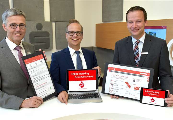 Karl-Josef Esch, Christoph Weitzel und Jochen Siewert stellen die neuen Funktionen des Online-Bankings vor. privat