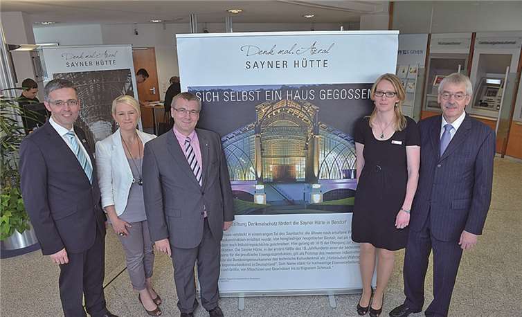 Karl-Josef Esch, Vorstandsmitglied der Kreissparkasse Mayen (v.r.), Nancy Parac-Braun, Mitarbeiterin der Stadt Bendorf, Landrat Dr. Alexander Saftig, Filialleiterin Miriam Mohrs und Michael Syré, Bürgermeister der Stadt Bendorf, eröffnen die Ausstellung.  privat