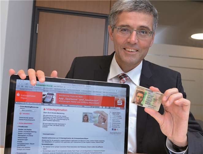 Karl-Josef Esch, Vorstandsvorsitzender der KSK Mayen, präsentiert die neue Videolegitimation der Kreissparkasse. privat