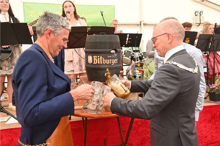 Karl-Josef Esch (links), Vorstandsvorsitzender der Kreissparkasse Mayen, und der Mayener Oberbürgermeister Dirk Meid beim Fassanstich.