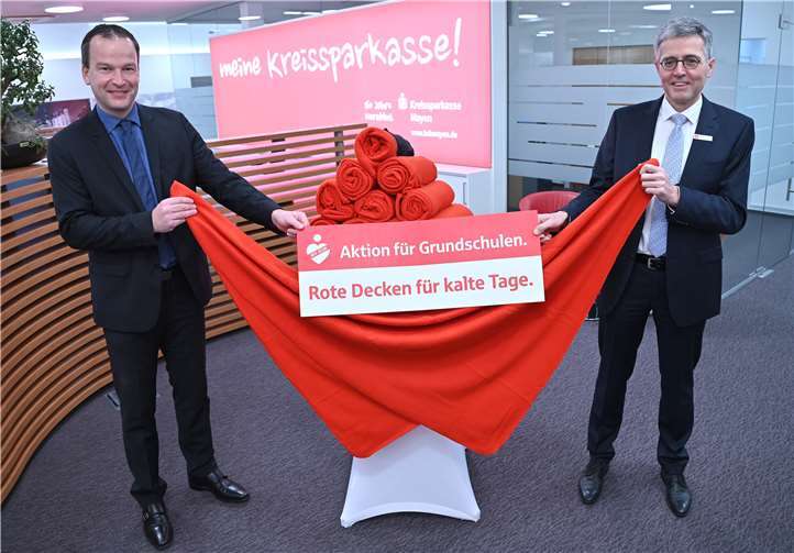 Karl-Josef Esch (re.) und Christoph Weitzel (li.) freuen sich, alle Grundschulen der Region mit roten Decken ausstatten zu können.