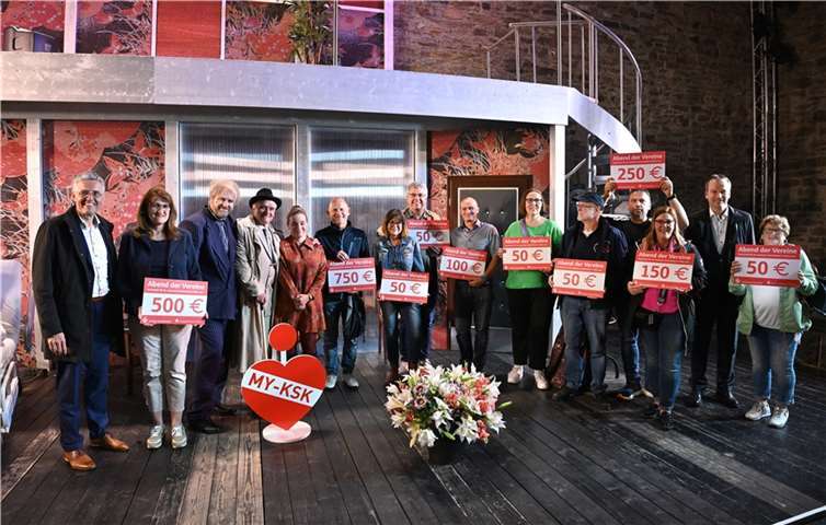 Karl-Josef Esch und Christoph Weitzel gratulierten den Gewinner-Vereinen zusammen mit den Hauptdarstellern Thorsten Hamer, Michael Ophelders und Alexandra Marinescu. Foto: KSK Mayen/Ralph Künzel