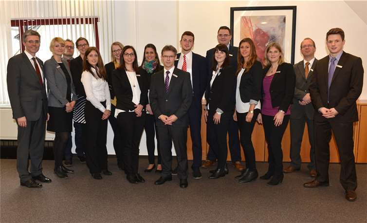 Karl-Josef Esch und Karl-Heinz Nigbur übergaben die Zertifikate an die stolzen Mitarbeiter.privat