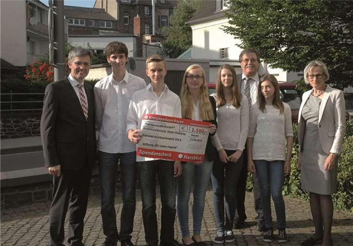 Karl-Josef Esch vom Vorstand der Kreissparkasse (links) übergab Musikschulleiterin Lucia Stark und Verbandsvorsteher Klaus Bell einen symbolischen Scheck.privat