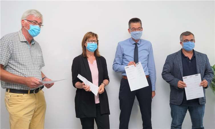 Karl-Josef Heinrichs (FWG), Regine Wilke (Die Grünen), Martin Hahn (CDU) und Dennis Mohr (FDP) präsentieren den Abwahlantrag. Fotos: FF