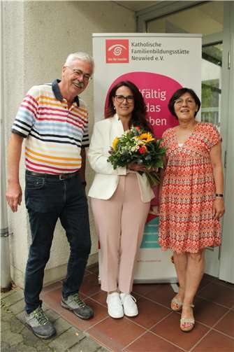 Karl-Josef Heinrichs (Vorstandsvorsitzender der Kath. Familienbildungsstätte Neuwied e.V.) und Klaudia Heck-Ritter (2. Vorsitzende) gratulierten Sylvia Schifano.  Foto: Sina Verbooy
