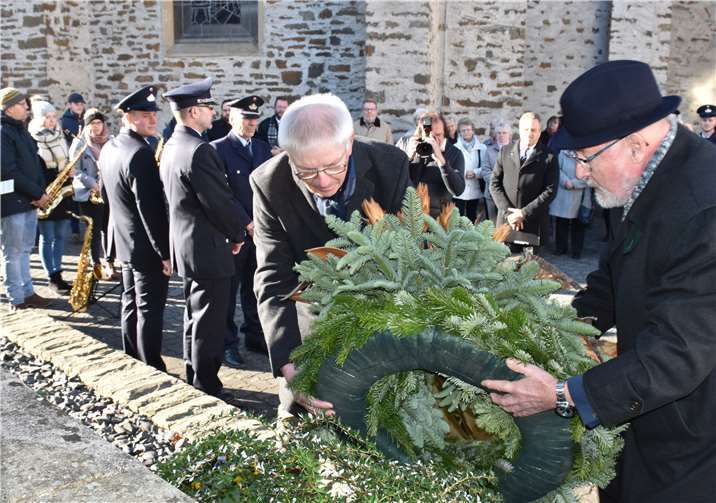 Karl Josef Hühner rechts und Martin Lerbs legten am Ehrenmal einen Kranz nieder.