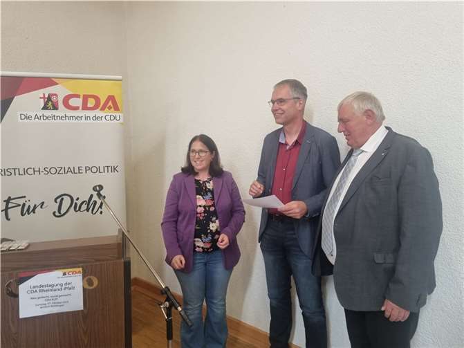 Karl-Josef Laumann (CDA-Bundesvorsitzender) und Jessica Weller (CDA-Landesvorsitzende RLP) ehren Bernd Kemme für 40-Jahre Engagement in der CDA. Fotos: CDA-MyK