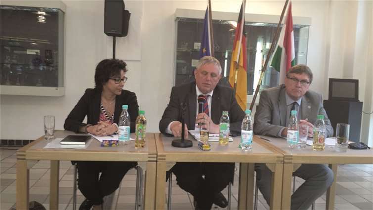 Karl-Josef Laumann (Mitte) zusammen mit der Rheinbacher CDU-Vorsitzenden Silke Josten-Schneider und Landratskandidat Sebastian Schuster.privat