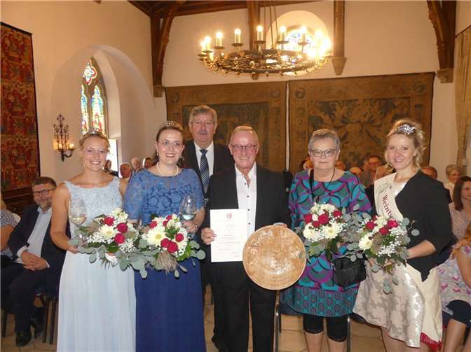 Karl Josef Mons wurde für jahrzehntelange ehrenamtliche Tätigkeit mit dem Wappenteller der Stadt Cochem geehrt.