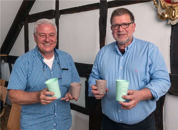 Karl Josef Schumacher (r.) und Michael Lentz zeigten bei der Veranstaltung im Haus der Schützen in Ahrweiler Pfandbecher, wie sie inzwischen in 145 deutschen Städten verwendet werden. privat
