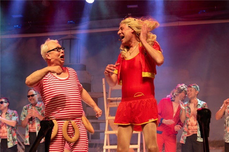 Karl Krämer und Markus Krapf strapazierten als Fleischwurst und Pamela die Lachmuskeln der Gäste. Foto: ND