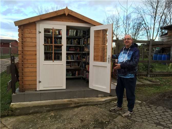 Karl-Manfred Hecker präsentiert das Karweiler Bücherhäuschen.Foto: Dr. Dieter Bornschlegl