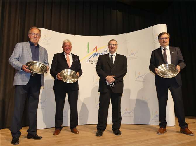 Karl Mannheim (Mühlheim-Kärlich), Willi Elz (Plaidt) und Alfred Jungbluth (Kruft) wurden mit dem großen Wappenteller ausgezeichnet. Fotos: TE
