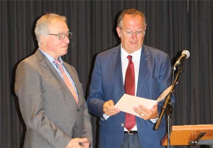 Karl Maron wurde die Urkunde zur Versetzung in den Ruhestand überreicht. privat