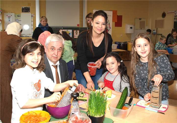 Karl Mohr, Direktor Regionalmarkt MittelrheinMosel der Volksbank RheinAhrEifel, schaute beim Abschlussessen des Projekts zur Ernährungsbildung in der Grundschule Weißenthurm vorbei, das die Bürgerstiftung der Bank mit 2.950 Euro jährlich unterstützt.privat