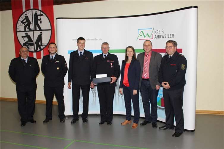 Karl Oelsberg (Bildmitte) erhielt das Goldene Feuerwehr-Ehrenzeichen am Bande für hervorragende Verdienste um das Feuerwehrwesen, worüber sich auch Kreisbrand- und Katastrophenschutzinspektor Michael Zimmermann, Bürgermeister Johannes Bell, Landräting Cornelia Weigand, Wehrleiter Markus Meid und seine beiden Stellvertreter Dominik Müller und Michael Hartung (von rechts) freuten.