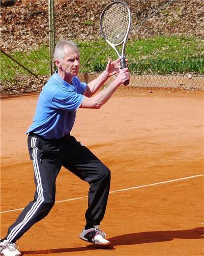 Karl-Peter Jäckle schlägt für den TC Steimel neben Berthold Schwarz bei den Herren 60 auf.Foto: Dietrich Rockenfeller/TC Steimel