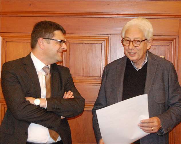 Karl Peter Kauer (rechts), Vorstandsmitglied bei der SG Eintracht Mendig/Bell, im Gespräch mit Oliver Engels von der Volksbank RheinAhrEifel.