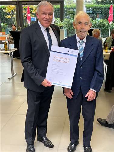 Karl Schneider wird von Kurt Krautscheid mit dem Diamantenen Meisterbrief ausgezeichnet.Foto:privat