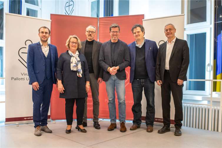 Karl-Theodor zu Guttenberg mit Vertretern der Vinzenz Pallotti University: Prof. Dr. Ingo Proft, Dekan Theologie, Prof. Dr. Julia Sander, Kanzlerin, Prof. Dr. habil. Peter J. Weber, Vizepräsident, Karl-Theodor zu Guttenberg, Prof. Dr. Franziskus von Heereman , Lehrstuhl für Philosophie sozial-caritativen Handelns und P. Helmut Scharler SAC, Präsident (v.l.n.r.).Fotos: Vinzenz Pallotti University