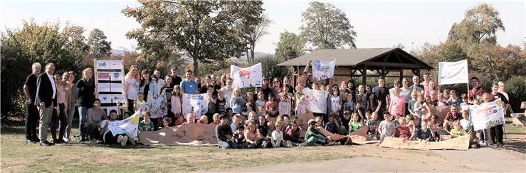 Karl Werf und Oberbürgermeister Hütten (v.l.) ließen es sich nicht nehmen, die Kinder und Mitarbeiter im JUZ zu besuchen.Georg Schuch