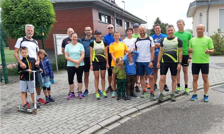 Karl-Werner Kunz (ganz links) schickt die Athleten auf die Duathlonreise durch das Puderbacher Land.Fotos: Dietrich Rockenfeller/Lauftreff Puderbach