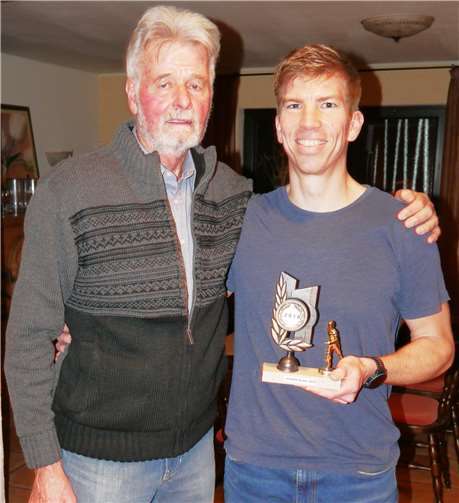 Karl-Werner Kunz mit dem Lauftreff „Sportler des Jahres“ Jendrik Graß. Fotos: Dietrich Rockenfeller/Lauftreff Puderbach