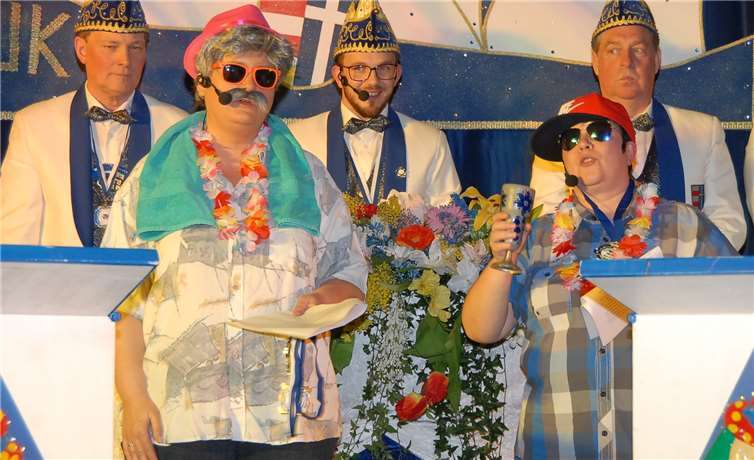 „Karl und Kevin“ (Claudia Griesche und Dunja Standtke)begaben sich auf „große Tour“. Sie parlierten über Gott unddie Welt, besonders die kleine Welt rund um Großmaischeid.