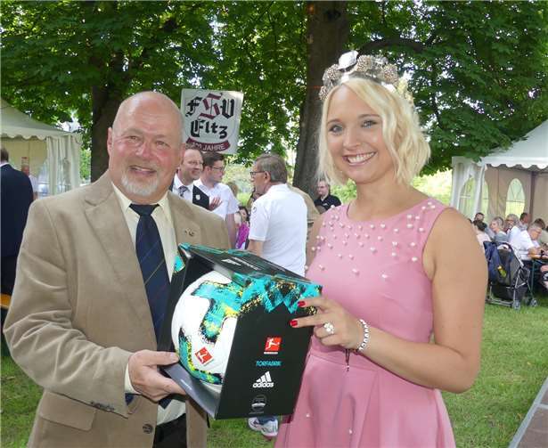 Karlheinz Doerschel, Kreisvorsitzenderdes Fußballverbandes Rheinland, übergab anWeinkönigin Anna-Lena einen brandneuen Fußball für den FSV.