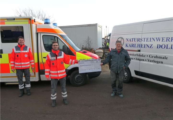 Karlheinz Doll bei der Scheckübergabe an Markus Nerger.