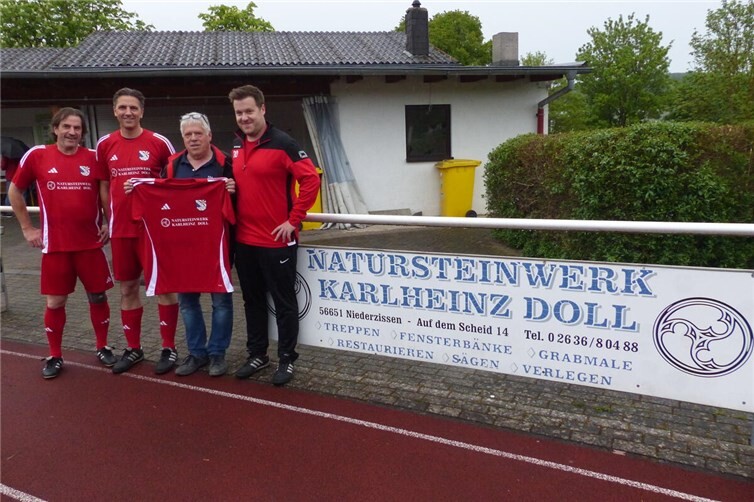 Karlheinz Doll bei der Übergabe der neuen Spielkleidung an Thorsten Falckenberg , Abteilungsleiter der Alten Herren des SC Niederzissen