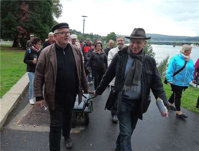 Ein großer Erfolg Karlheinz Kienle (li.) und Joachim Kneis gingen mit rund 60 Teilnehmern für die Weinführung durch Ehrenbreitstein an den Start.