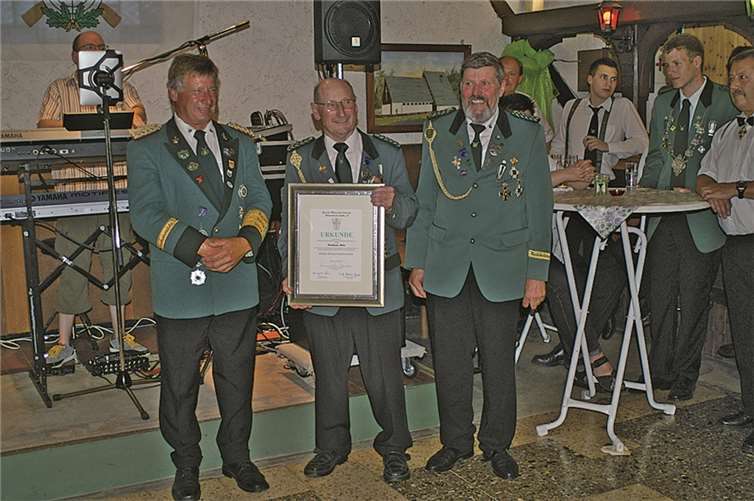Karlheinz Mohr bekam für sein unermüdliches Engagement den Hohen Bruderschaftsorden verliehen.