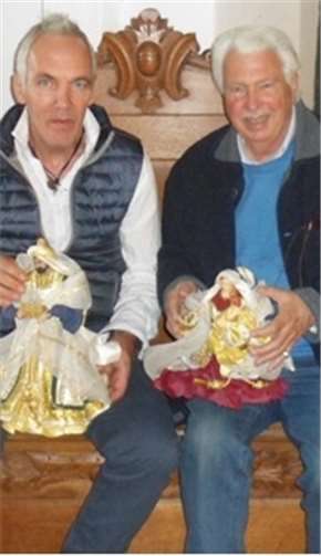 Karlheinz Palm (li) und Ortsvorsteher Siegfried Schwaner mit zwei der vielen Krippenfiguren, welche die Krippe beim Weihnachtsmarkt zieren werden. Privat