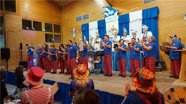 „Ich sag blau – Ihr sagt weiß“ Karneval-Auftakt in Niederlützingen: Interaktive Show begeistert das Publikum. Quelle: Musikverein Leutesdorf