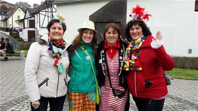 Karneval am 23.02.2020 in Niederbreitbach: Carina Rüth, Beatrix Stüber, Renate K...