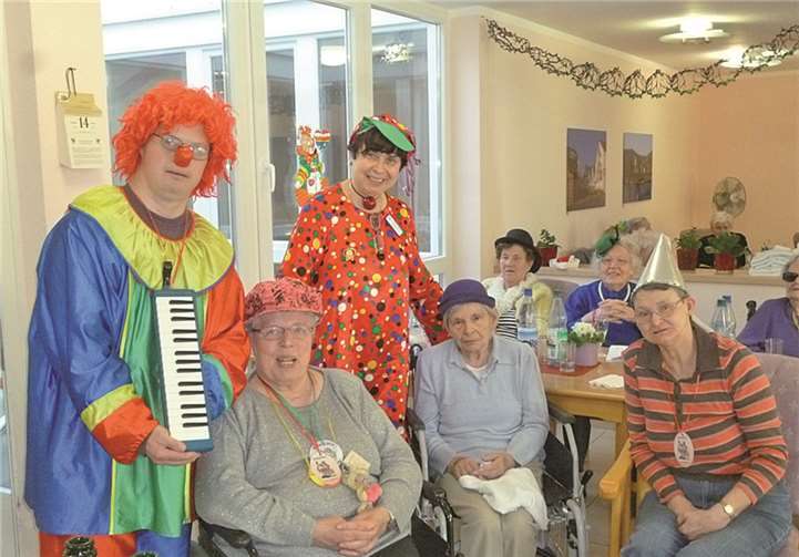 Karneval im Seniorenzentrum: Die bunten Kostüme brachten Farbe ins Haus im Rebenhang. privat