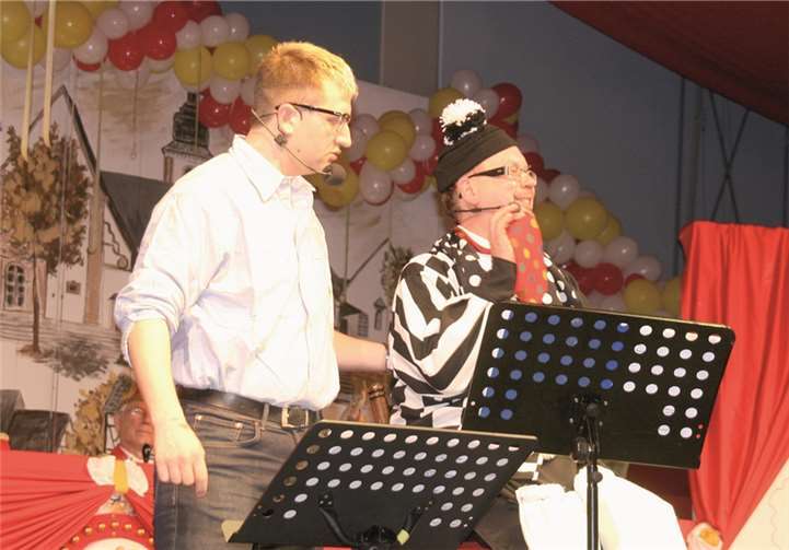 Karneval verbindet. Mit Uwe und Christof Hartmann standen auch Vater und Sohn als Bauchredner mit seiner „Puppe“ in der Bütt.
