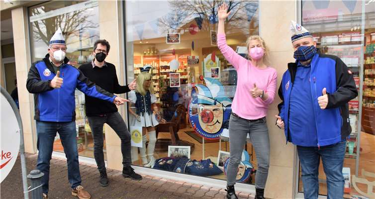 Karnevalisten und Apotheker freuen sich gemeinsam über die gelungene Präsentation im Schaufenster. Foto: Eich