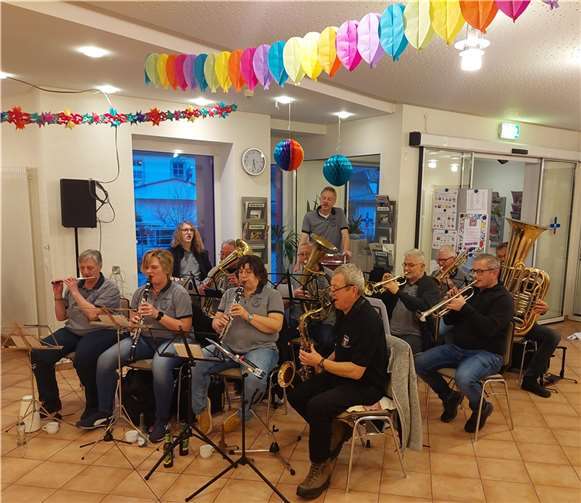 Karnevalistisch ging es am 3. Februar im Seniorenzentrum weiter.  Foto: privat