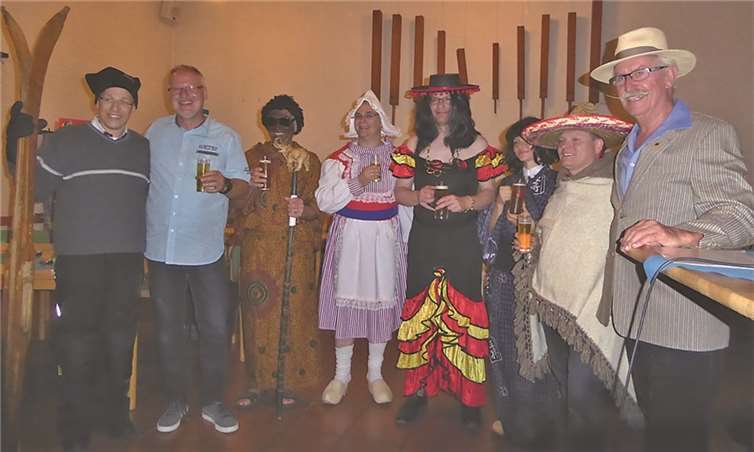 Karnevalistische Beiträge durften an dem Abend nicht fehlen. So überbrachte der KG-Vorstand Glückwünsche aus aller Welt.privat