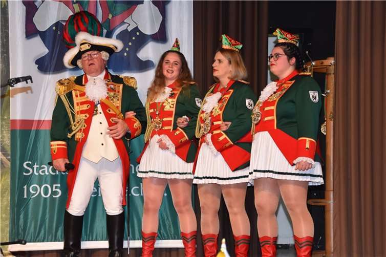 Karnevalistische Musik brachte auch die die Stadtsoldaten ins Schunkeln.