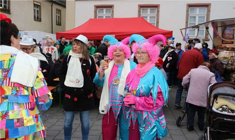 Karnevalistische Stimmung auf dem Wochenmarkt.