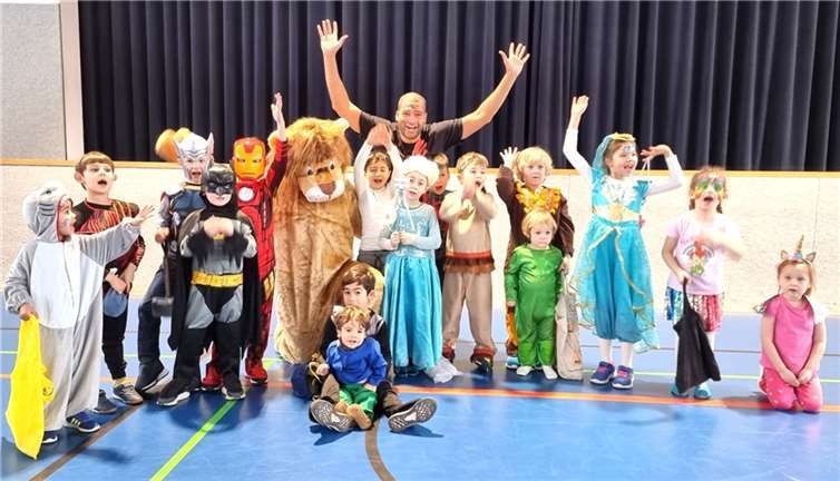 Karnevalistisches Gruppenbild mit Lionel.  Foto: BBV Lahnstein