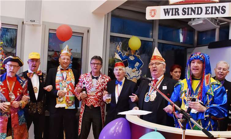 Karnevalsempfang Zum närrischen Empfang hatte Bürgermeister Thomas Przybylla (re.) zahlreiche Ehrengäste eingeladen. Fotos: HEP